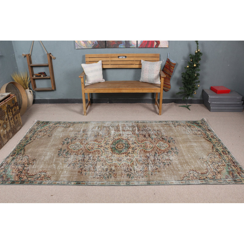 Tapis turc beige parfait pour un salon de style bohémien qui nécessite un tapis Oushak