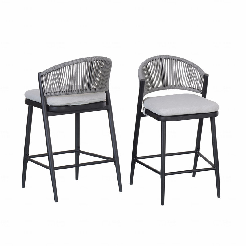 Ensemble de 2 tabourets de comptoir de patio extérieur, structure en métal d'une hauteur de siège de 26 po avec dossier en forme de feston en rotin de polyéthylène
