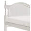 Lit double traditionnel en bois blanc avec tête et lattes pour la décoration-423663061