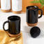 Ensemble de grandes tasses en grès de 16,5 onces Gibson en noir avec couvercle et base en liège-118873317