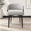 Chaise de salle à manger moderne rembourrée, hauteur du siège de 47 cm (18,5 pouces), dossier enveloppant incurvé, assise épaisse et pieds en métal noir.