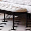 Long banc tapissier en cuir blanc