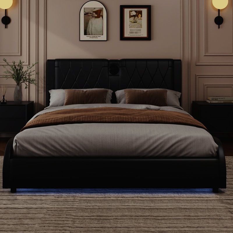Grand lit noir avec revêtement en similicuir, lumières à DEL, tête de lit épaisse, haut-parleurs, sans sommier, design élégant et luxueux