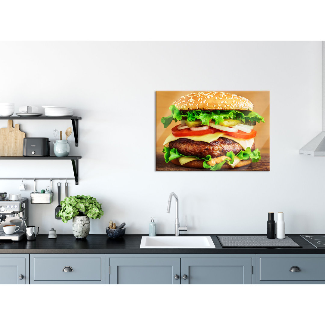 Glasbild Köstlicher Burger auf Holztisch