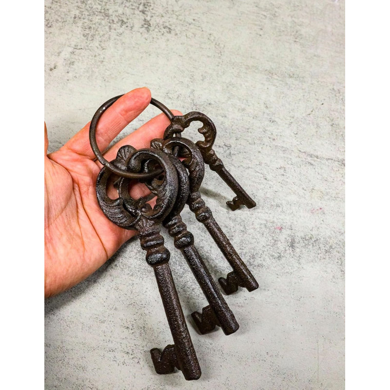 Ensemble de 4 clés de jailor vintage en fonte au design antique