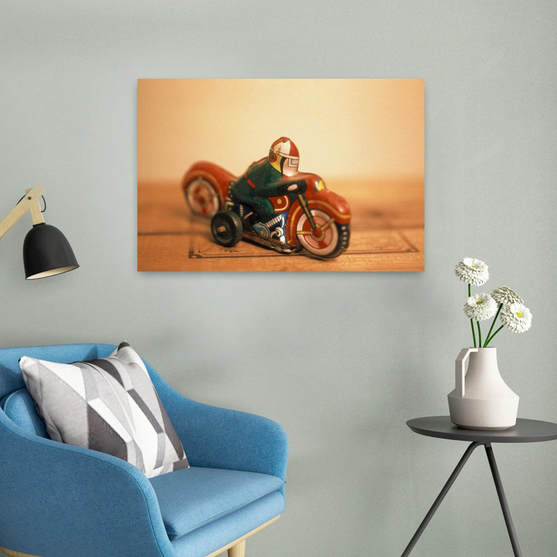 Gros plan sur un jouet de course de moto, art mural rétro, H 16 po x l 24 po