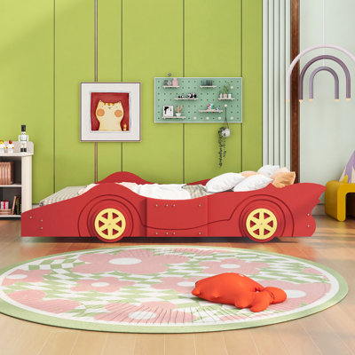 Lit plateforme attrayant en forme de voiture de course avec roues - construction solide. Fabriqué en contreplaqué, bois de pin, et. Équipé de lattes fermes pour plus de confort. Confortable et tendance. Taille: 87,4 po x