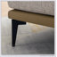 Fauteuil demi-tonneau moderne avec accoudoirs rembourrés-1237164116
