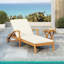 Chaise longue avec roulettes - Fauteuil inclinable en bois d'acacia pour patio / jardin, avec coussin blanc de 2 pouces, dossier réglable à 4 positions, mobilier d'extérieur polyvalent
