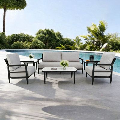 Ensemble de conversation pour l'extérieur 6 pièces avec fauteuils club modernes entièrement soudés, canapé luxueux avec banc, table basse et table d'appoint en pierre frittée d'inspiration marbre, structure en aluminium antirouille et coussins Sunbrella