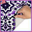 Tapis de bain mauve à motif orné-129086892