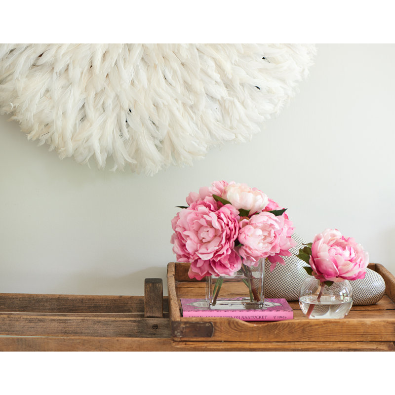 Pivoines roses dans un vase cubique en verre
