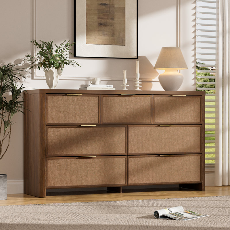 Commode en rotin à 7 tiroirs pour chambre à coucher, commode moderne de 140 cm de large avec 7 grands espaces de rangement et un design aux bords arrondis, style bohème, couleur noyer