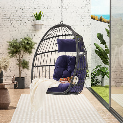 Chaise suspendue d'extérieur bleu foncé, avec coussin confortable et matériaux bleu moderne, structure facile d'entretien