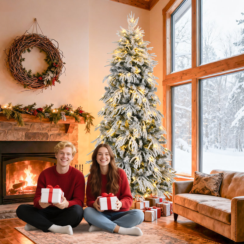 Arbre de Noël mince de 8 pi avec flocage pré-éclairé - 350 Leds blanc chaud, 950 pointes en PE et PVC, base en métal renforcé (espaces petits / étroits)