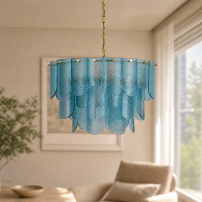 Lustre 19 po à 5 lumières en verre martelé bleu saphir à niveaux, chaîne réglable en laiton antique