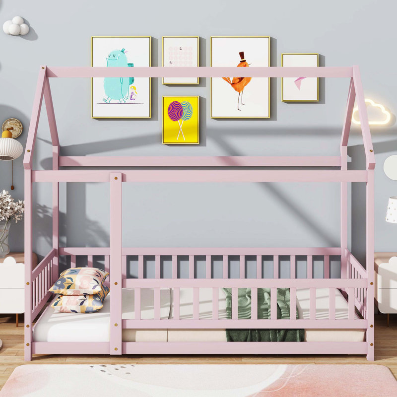 Lit simple en bois avec structure de toit et garde-corps de sécurité, rose