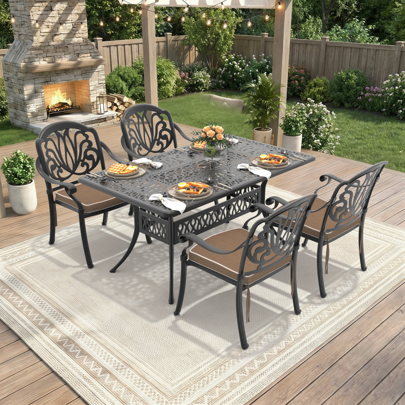 Table de salle à manger d'extérieur rectangulaire de 148 cm (58,27 po) de long avec trou pour parasol et 4 chaises empilables avec coussins bruns, ensemble de 5 pièces