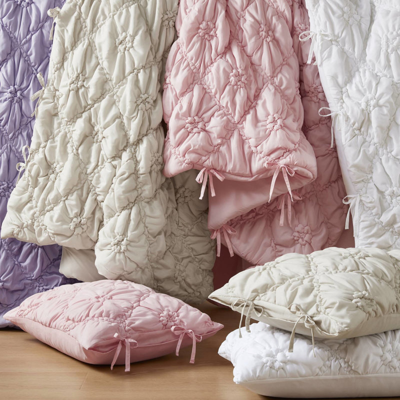 Couette 3 pièces pour lit double/queen, aspect fleuri et moelleux, en microfibre douce brossée, confort toutes saisons, indice de chaleur 100 %, entretien facile, idéale pour les jeunes femmes. Décoration à nouer. Lavable à la machine.