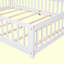 Lit plateforme au sol avec garde-corps et porte-805319144-811018463