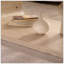 Table basse moderne en bois clair incurvé moderne avec cadre ouvert et rangement ouvert pour les salons contemporains-856495124