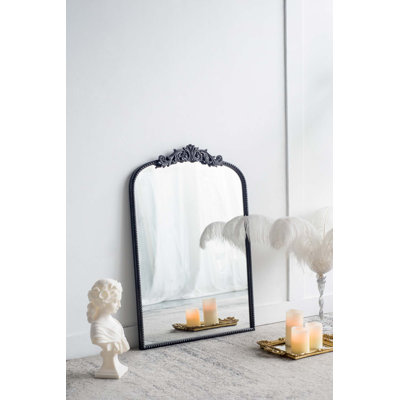 Miroir de conception classique avec cadre d'inspiration baroque