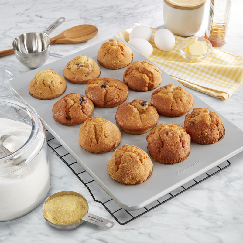 Moule à muffins antiadhésif KitchenAid®, 12 tasses, argent