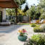 Grand pot à fleurs rond en béton bleu sarcelle (intérieur amélioré) avec trous de drainage-795298680
