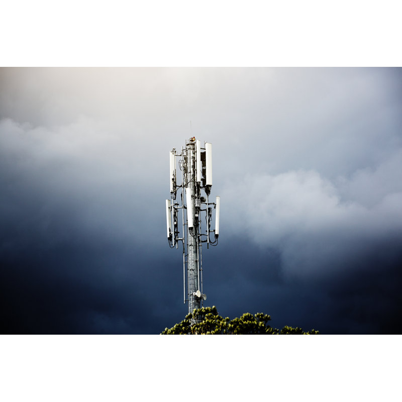 Mât de téléphone portable contre le ciel orageux par Rapideye, H 20 po x l 30 po