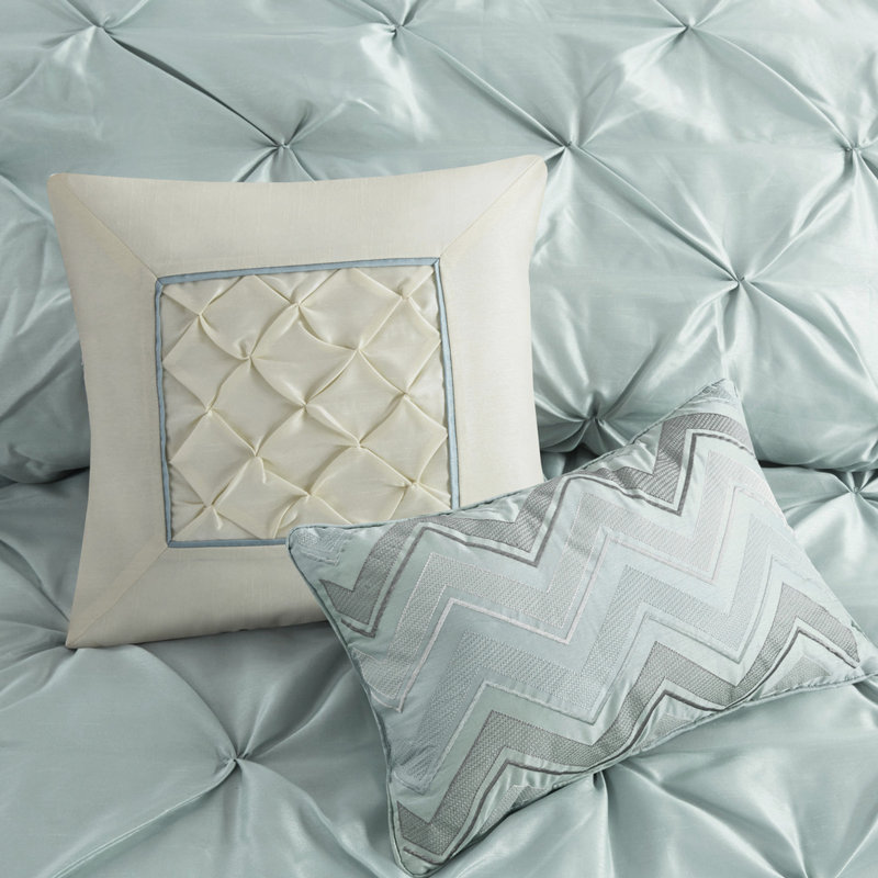 165313282-8CDE Comforter