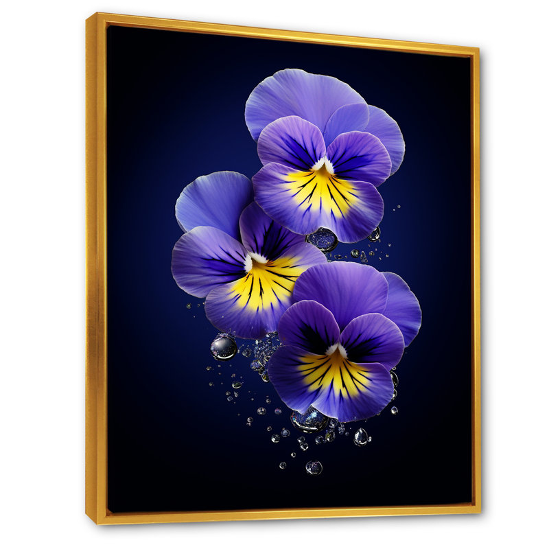 Pensées mauves illuminées au clair de lune I, Cadre flottant doré, H 40 po x l 30 po x P 1,5 po