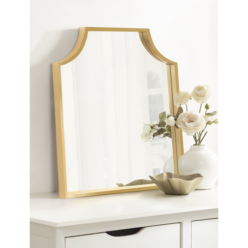 Miroir mural festonné en bois Travis pour utilisation comme miroir de meuble-lavabo, Doré