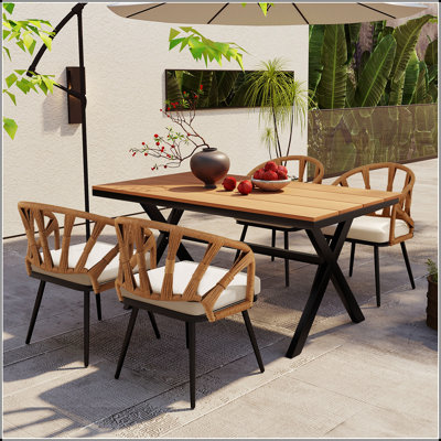 Ensemble d'extérieur contemporain avec chaises en rotin PE et table en bois plastique, parfait pour les jardins et les pelouses, durable et élégant