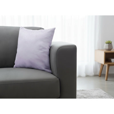 Cet oreiller carré mauve 18 x 18 avec doublure intérieure utilise du polyester hypoallergénique pour le décor du canapé et de la chambre à coucher.