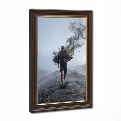 «Athlète qui court à travers la fumée sur un sentier de montagne rocheuse», art mural