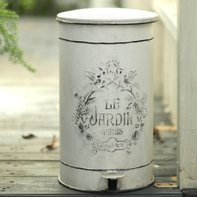 Poubelle à pédale 4,5 gallons en métal avec couvercle et doublure, poubelle rustique en métal blanc