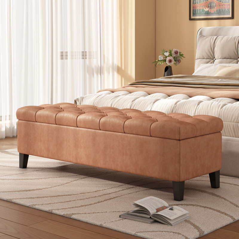 Repose-pieds contemporain avec rangement en similicuir de 51 po avec capitonnage à boutons et charnières à fermeture en douceur Drayton