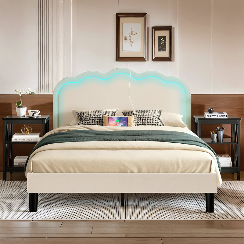 Grand lit tapissier avec 2 tables de chevet - lumières DEL et station de charge, ensemble de chambre à coucher moderne, Grand