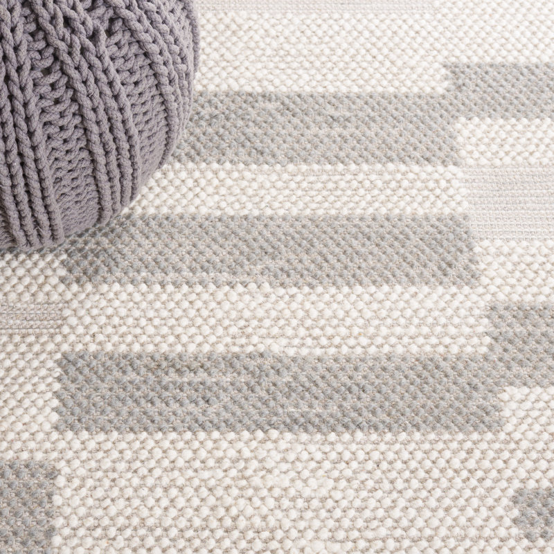 Charvik Machine Made Area Rug in Ivory/Gray, Rectangle 5' x 8'