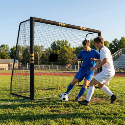 But de soccer de 8 pi 5,3 pi avec poteaux rembourrés, filet résistant aux intempéries, structure en métal, assemblage rapide pour les enfants et les adultes.