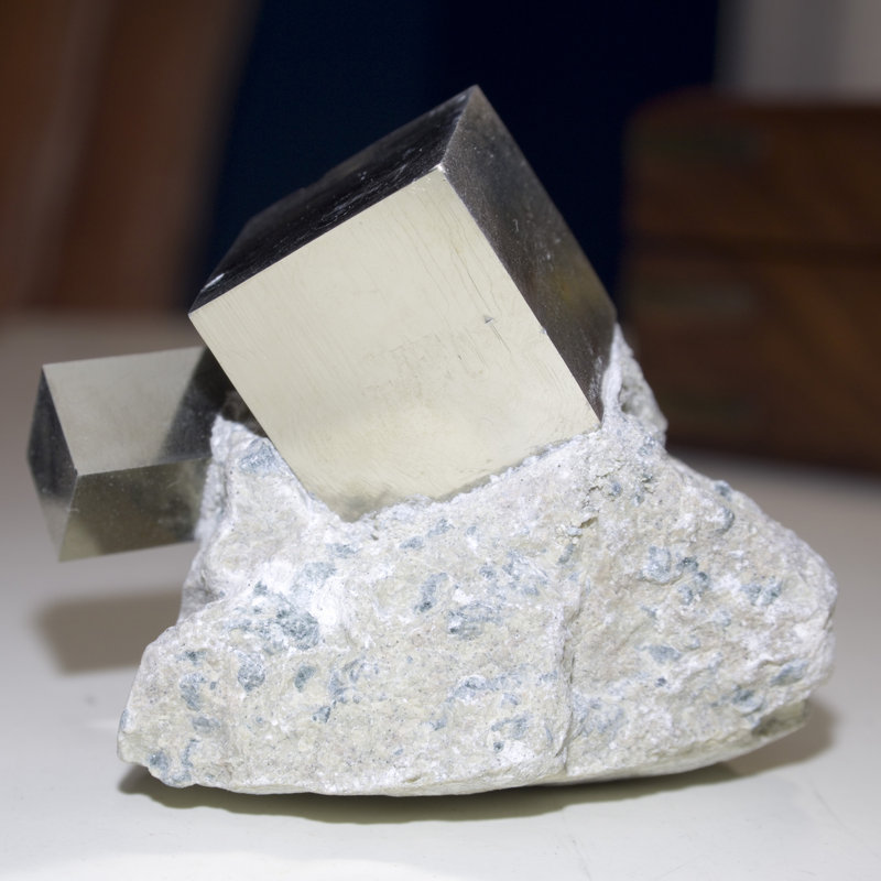 Double pyrite cubique sur cristal