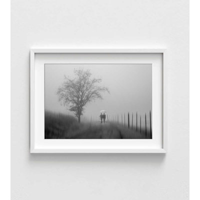Reproduction de photographie: Couple dans le brouillard - Art mural monochrome