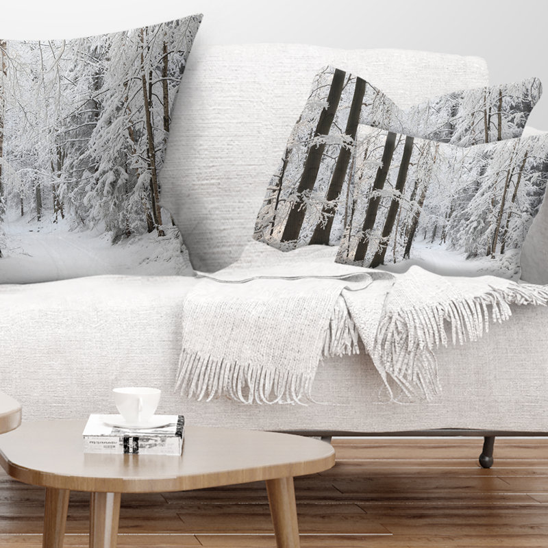 Coussin de forêt et de couloir d’hiver dense