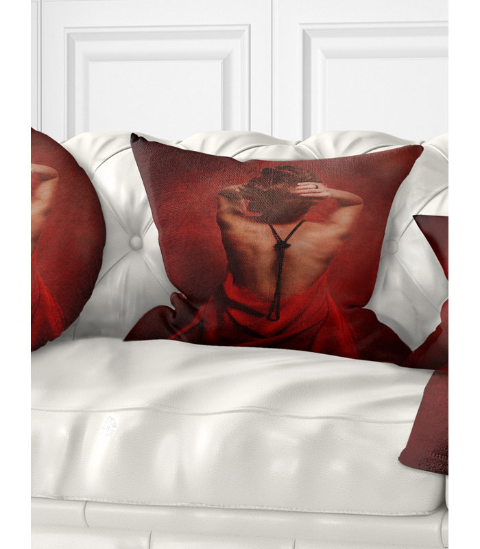 Femme en rouge - Coussin décoratif imprimé Street Art, Carré, 16 po x 16 po