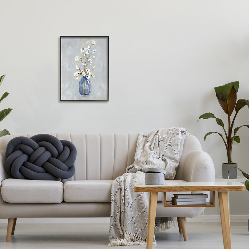 Arrangement classique de fleurs blanches dans un vase bleu, peinture Ikebana par Sally Swatland - Peinture
