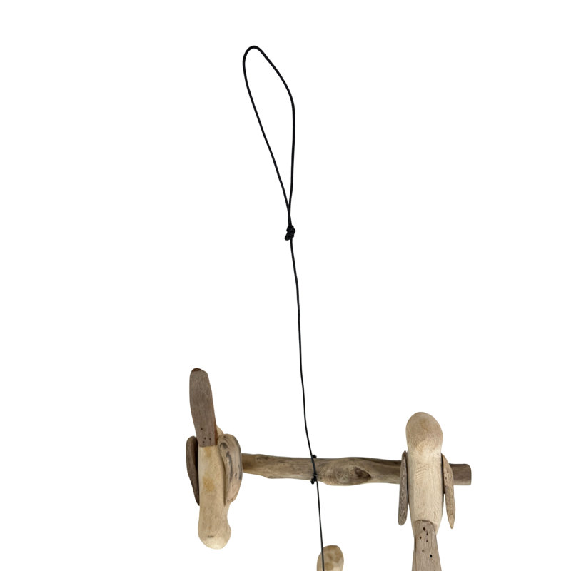 Sculpture mobile suspendue à deux niveaux, représentant trois oiseaux, en bois naturel côtier et bois flotté, 76 cm de haut.