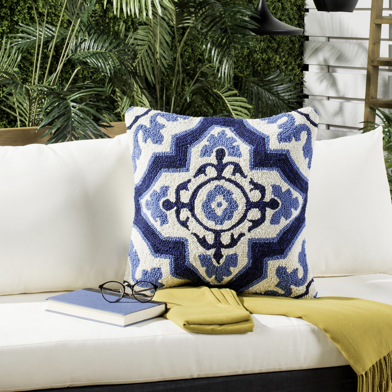 Geometric Polypropelene Throw Pillow
