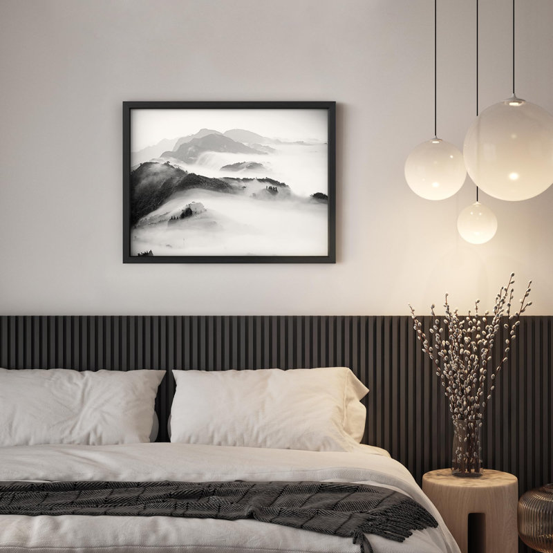 Épais brouillard qui court le long d'une chaîne de montagnes, Illustration moderne, petit décor, œuvre d'art moderne, Noir