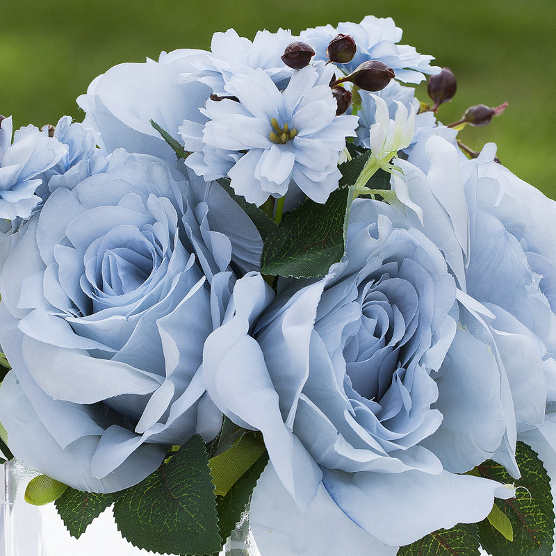 Arrangement de fleurs de roses artificielles mixtes dans un vase en verre avec de l'eau artificielle, Bleu