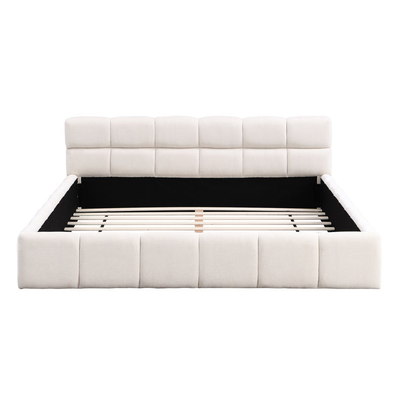 Grand lit en chenille beige avec tête de lit en damier pour un confort - Design de chambre à coucher confortable et contemporain